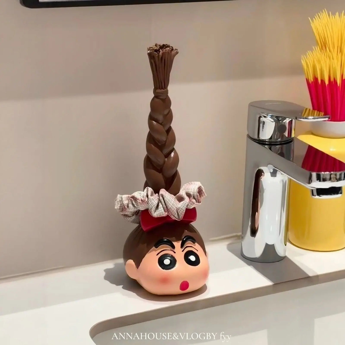 présentoir accessoires capillaires tresses noeud papillon figurine shinchan cartoon coiffeuse organisation marron foncé rouge