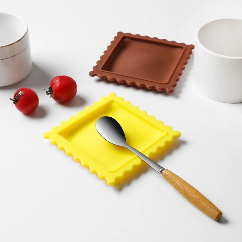 couvre sauce silicone jaune bord dentelé moderne résistant chaleur antidérapant respectueux environnement cuisine utilitaire