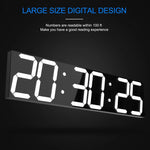Horloge murale digitale LED 3D grand écran couleur bleue dans un salon moderne