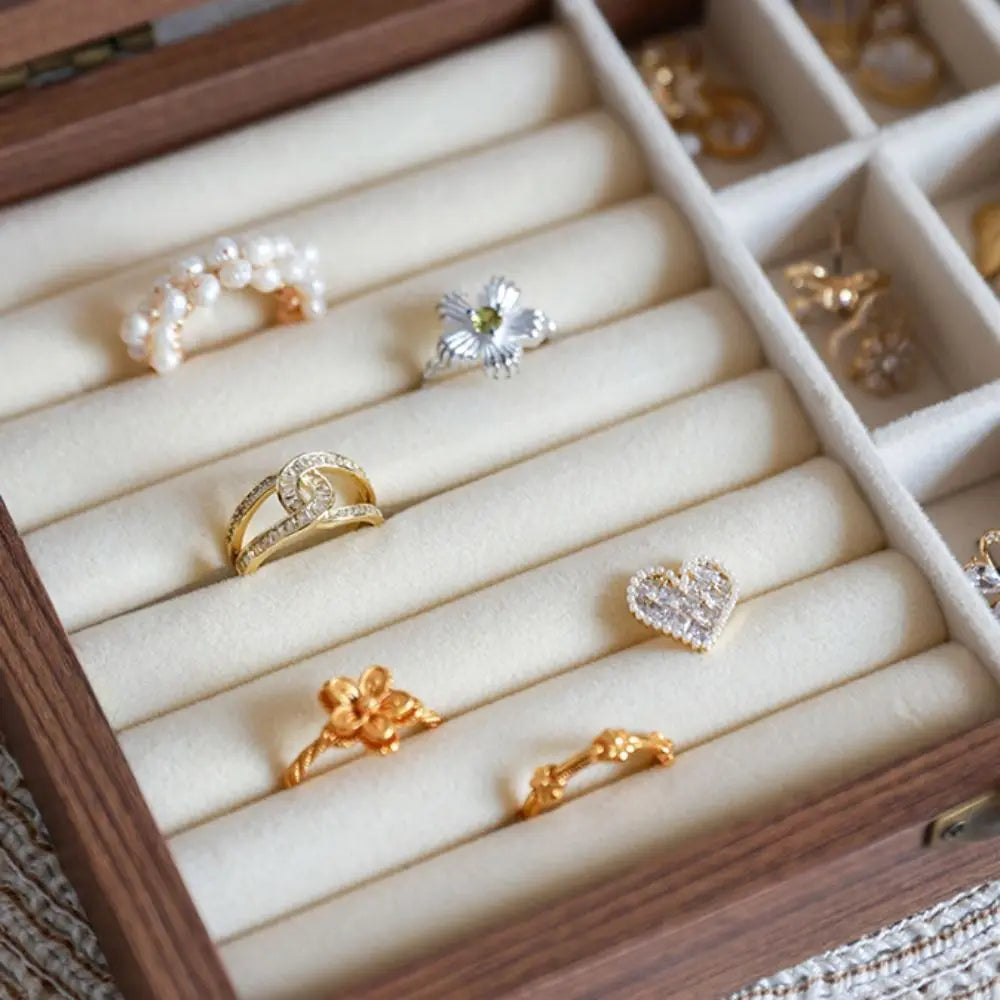boîte rangement bijoux velours bois élégante or blanc diamants classique opaquet
