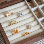 boîte rangement bijoux velours bois élégante or blanc diamants classique opaquet