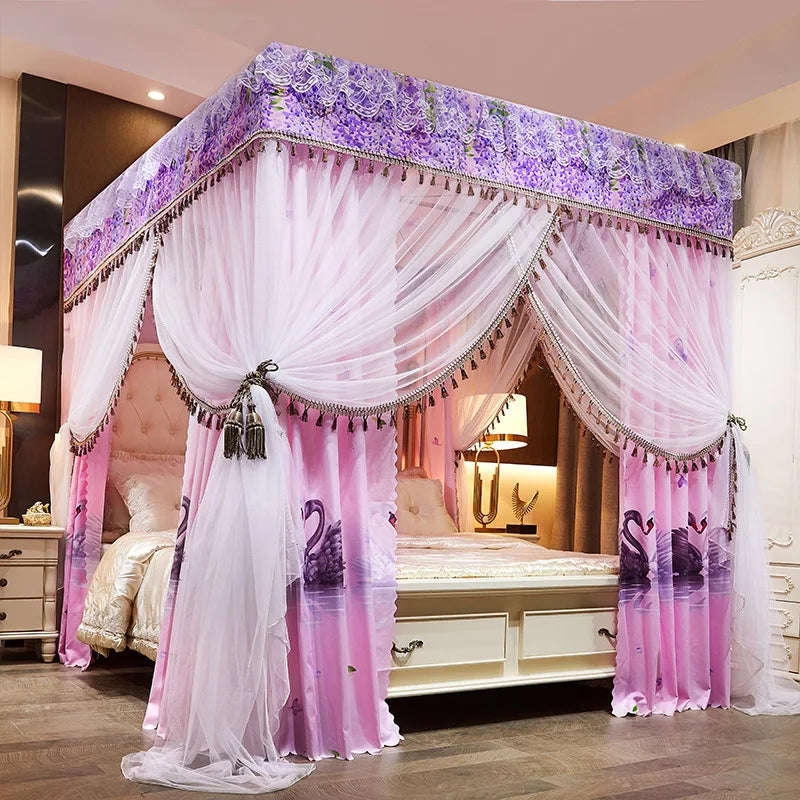 Un lit à baldaquin luxueux avec des rideaux violets et roses, créant une atmosphère romantique et sereine dans cette chambre élégante.