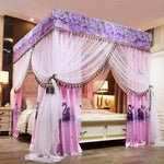 Un lit à baldaquin luxueux avec des rideaux violets et roses, créant une atmosphère romantique et sereine dans cette chambre élégante.