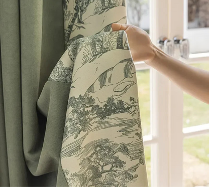 Zoom sur la texture du rideau vert à motifs animaliers, montrant les détails du tissu et le contraste entre l'imprimé et le fond uni.