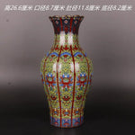 Vase décoratif en céramique émaillée aux motifs floraux colorés et complexes.