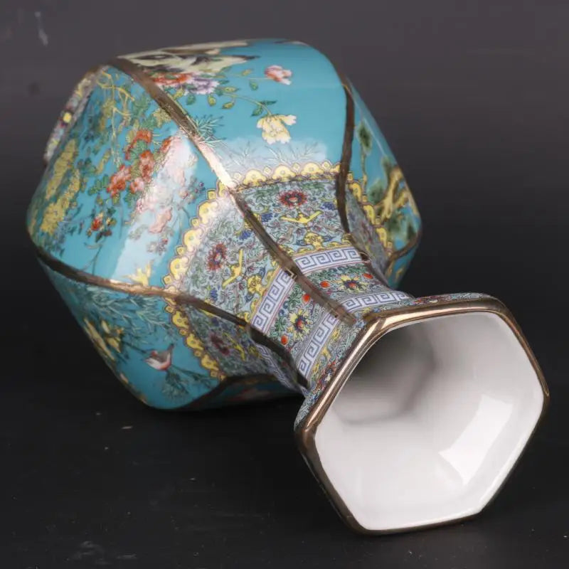 Un vase décoratif coloré et orné de motifs floraux et géométriques, reflétant un style artistique et artisanal traditionnel.