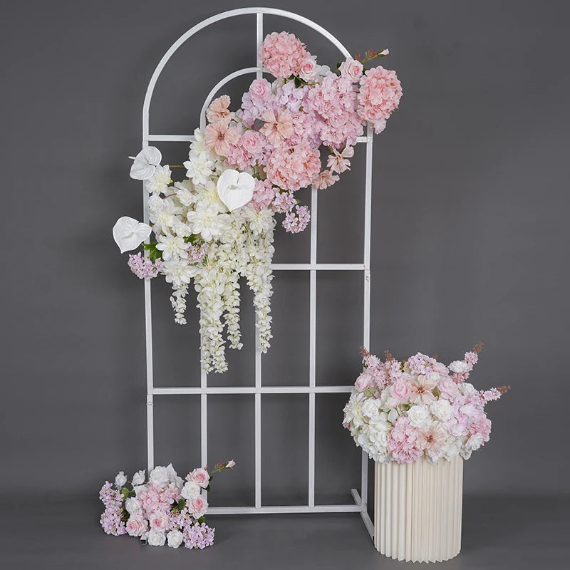 Décoration mariage arche florale bouquet blancs roses extérieur classique