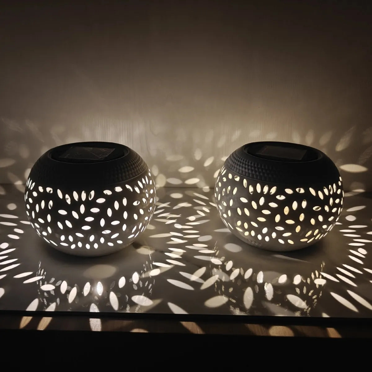 lampe solaire extérieure led noir blanche perforations feuilles decoratif oriental ambiance chaleureuse
