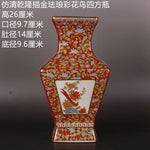Vase ancien en porcelaine chinoise décoré de motifs floraux multicolores.