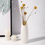 vases blancs modernes rayures horizontales rose pâle vert clair décoration intérieure minimalistes