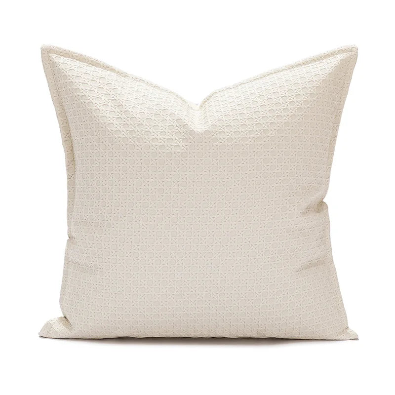 Oreiller décoratif blanc en coton, doté d'un motif discret et élégant.