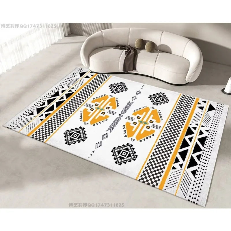 Un tapis coloré aux motifs géométriques noirs, blancs et jaunes, disposé sur le sol d'un intérieur moderne et lumineux.