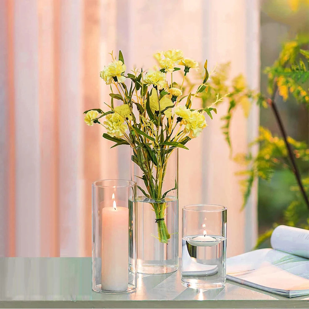 Vase en verre transparent dans un décor de mariage