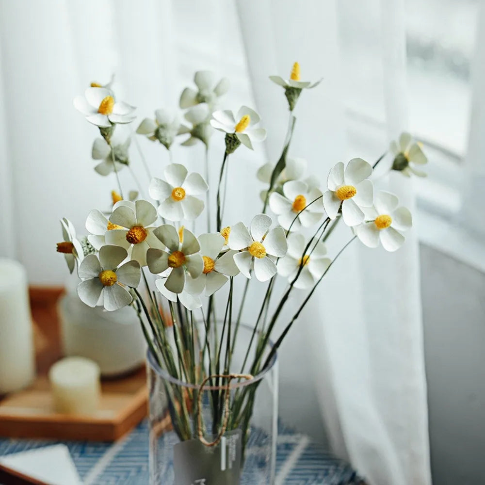 décoration intérieure bouquet fleurs artificielles blanc jaune vase transparent minimaliste table plateau bois