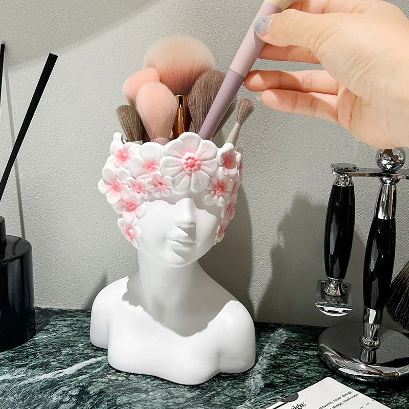 supports rangement pinceaux maquillage buste féminin fleurs décoratives miroirs palettes maquillage accessoires beauté salle