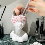 supports rangement pinceaux maquillage buste féminin fleurs décoratives miroirs palettes maquillage accessoires beauté salle