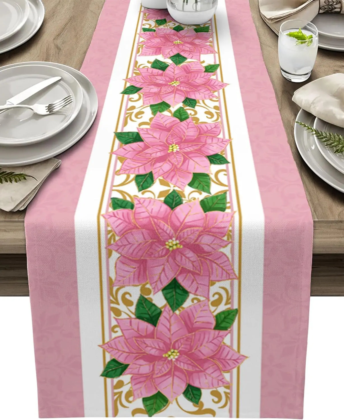 Chemin de table élégant orné de belles fleurs de poinsettia roses et de motifs dorés.