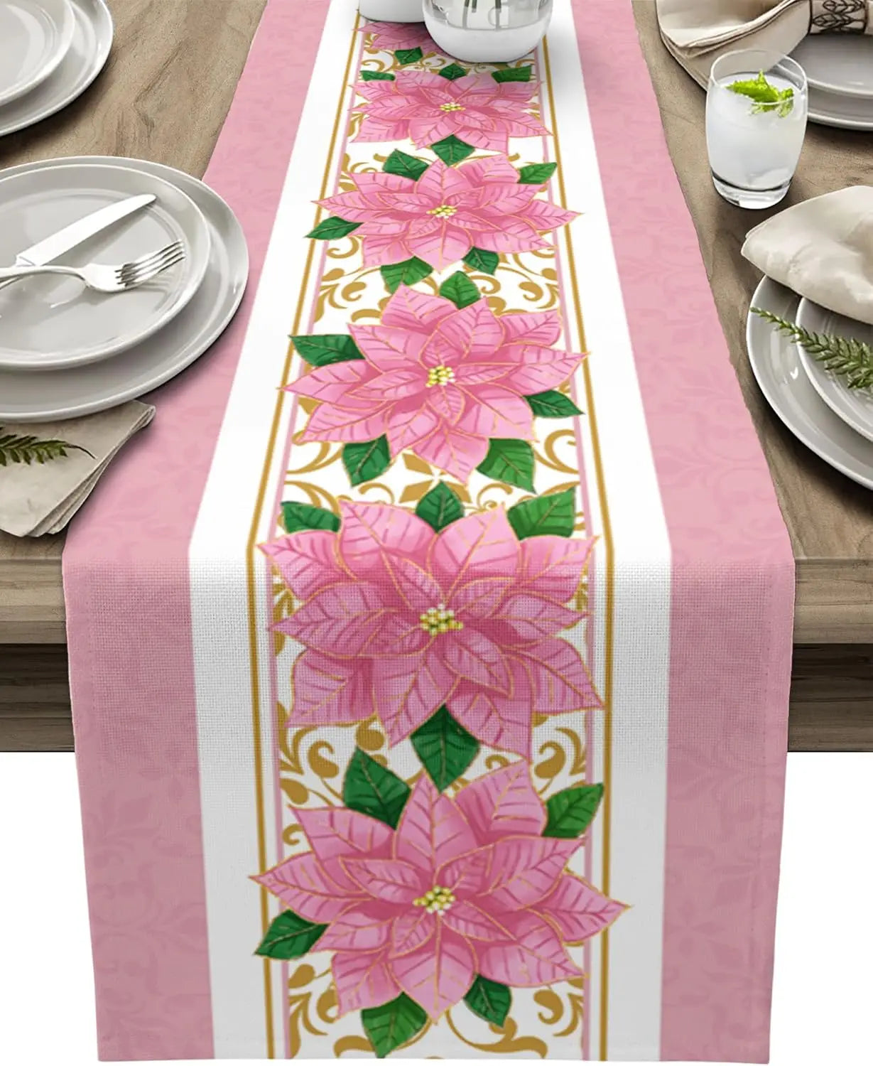 Chemin de table élégant orné de belles fleurs de poinsettia roses et de motifs dorés.