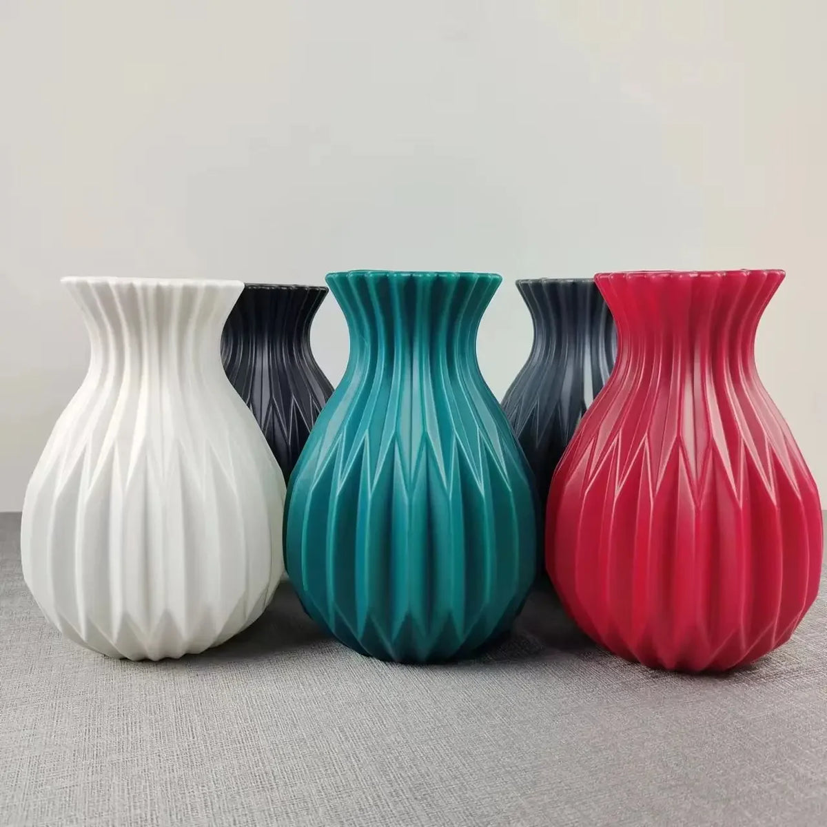 vase moderne rayures verticales blanc noir vert rouge table decoration fleurs salon