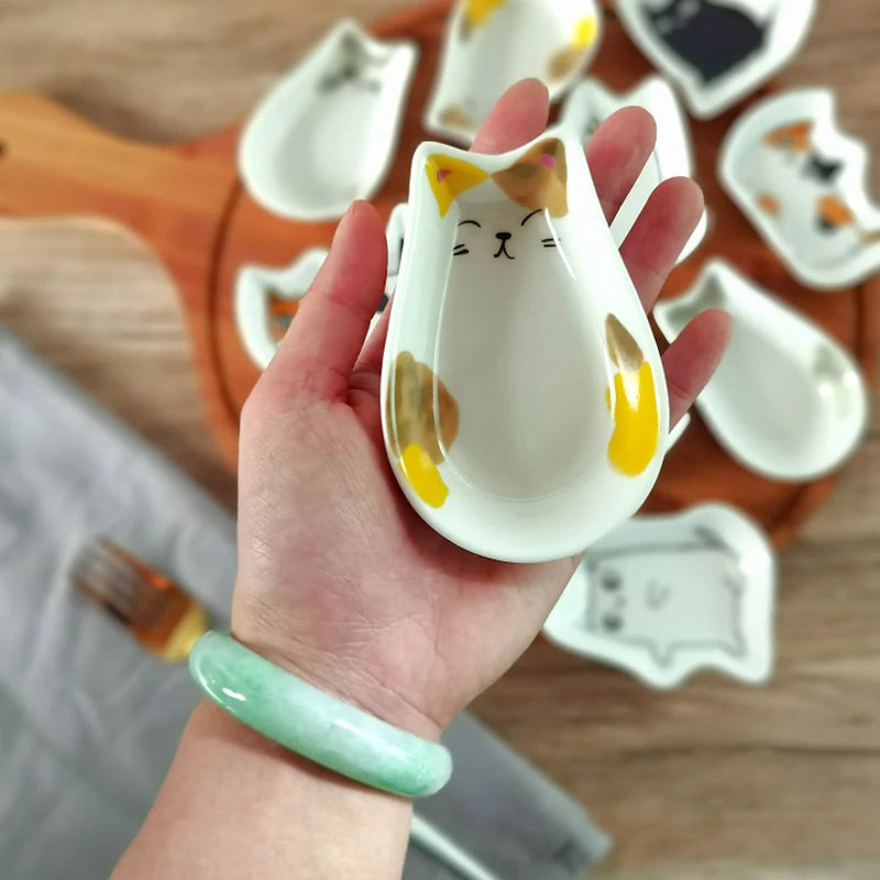 assiettes sauce céramique forme ovale dessins chats modernes blanc jaune orange gris