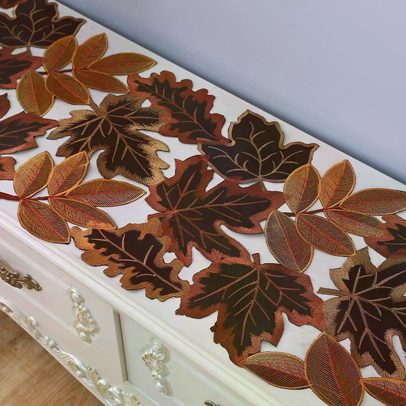 nappe automnale feuilles erables brode marron orange rustique citrouilles bougies decoration