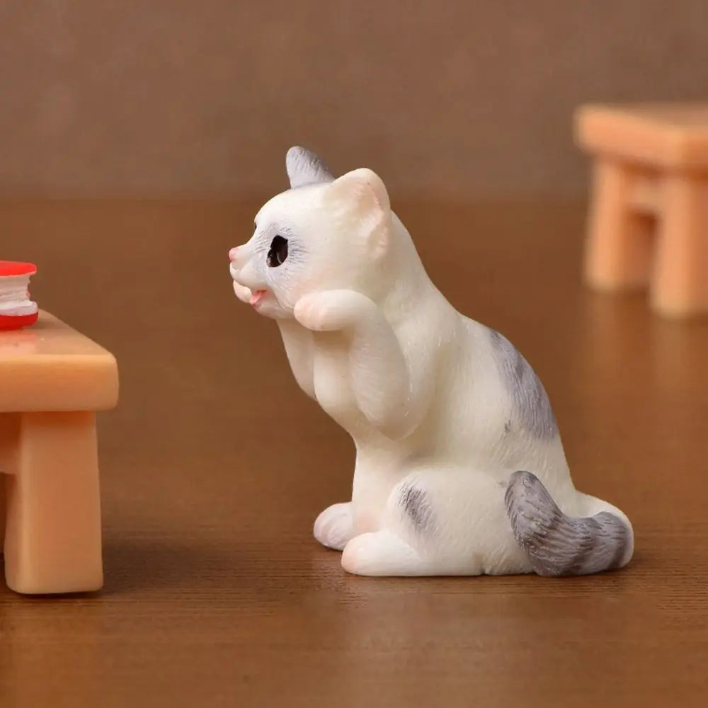 figurines chats résine miniature table deco maison blanc taches colorées opaques erotique