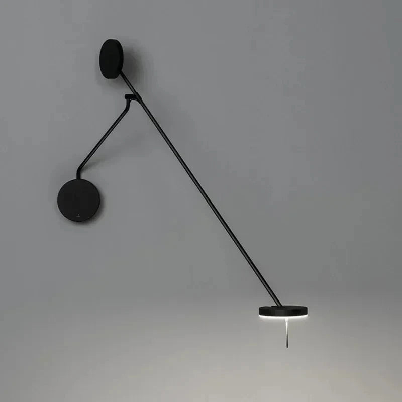 Applique murale noire design avec bras articulé réglable dans une chambre moderne