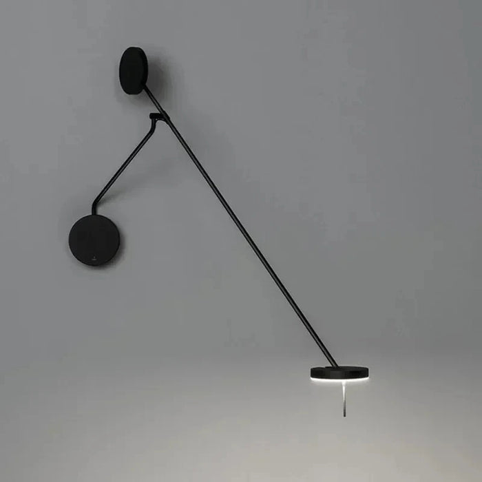 Applique murale noire design avec bras articulé réglable dans une chambre moderne