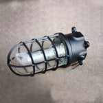 Lampe sécurité industrielle vintage fonte noire bronze bleu clair verre transparent grille métallique