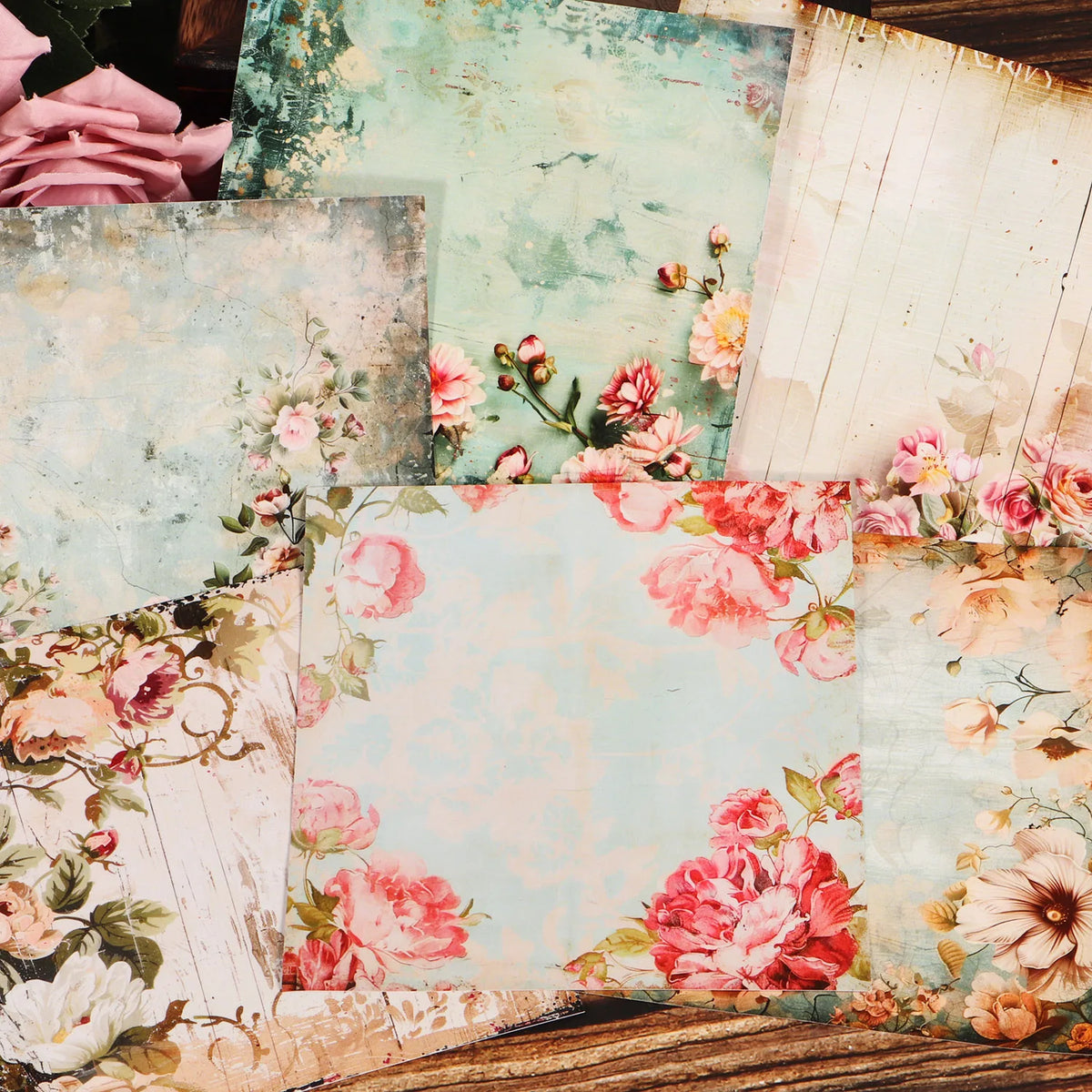 serviettes imprimées multicolores fleurs vintage roses pivoines marguerites bois patiné set table