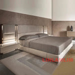 Vue d'ensemble du lit king size avec chevets en bois