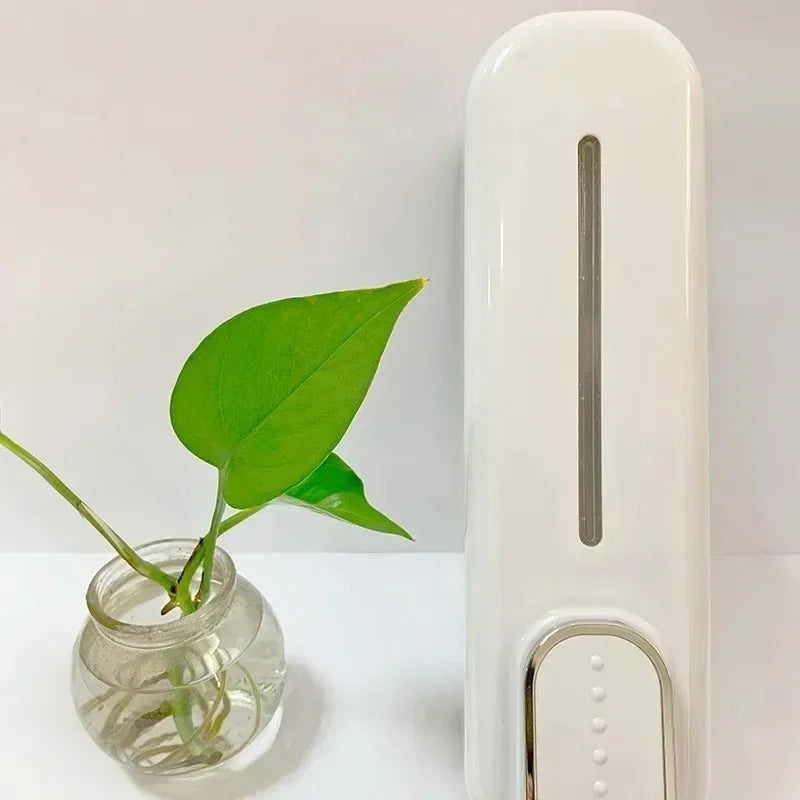 distributeur savon liquide mural blanc doré moderne adhésif bouton déclenchement fenêtre remplissage minimaliste