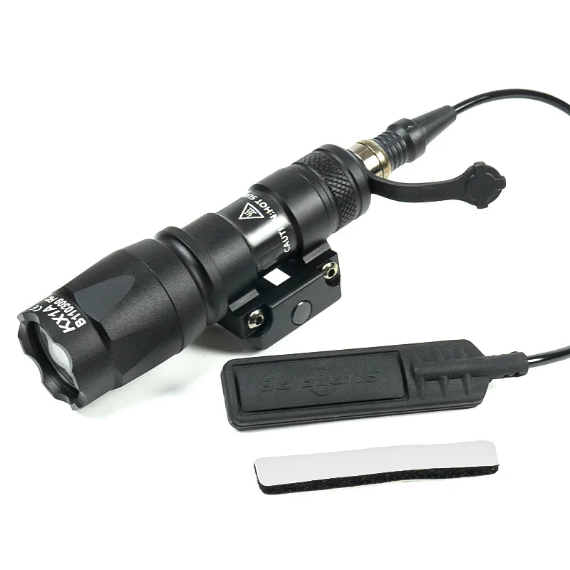 lampe torche led noire lumens 500 600 lumen militaire anti dérapant clip fixe batterie