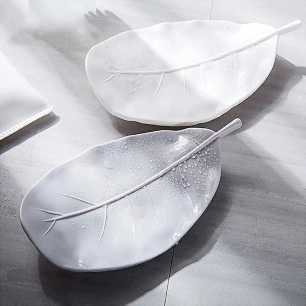 assiettes feuilles forme moderne minimaliste couleurs vert gris marron rouge blanc