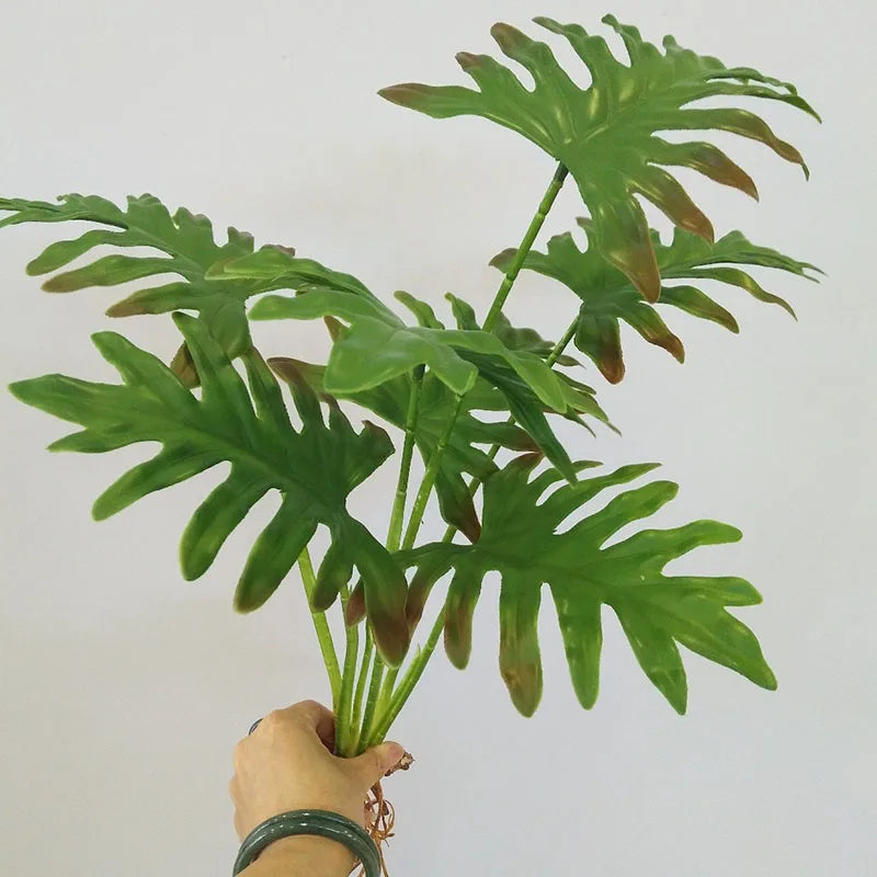 plantes artificielles vertes feuilles larges moderne decoration intérieure feuilles nervures perforations racines apparentes minimaliste