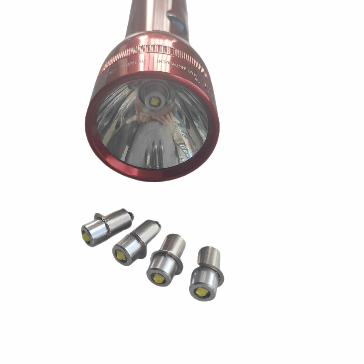 torche led rouge argentée ampoules piles aaa moderne fonctionnelle 60 499 lumens