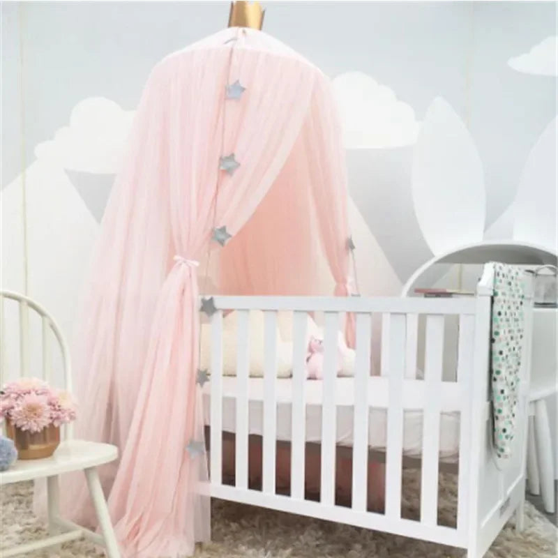 rideau lit étoiles dorées fond blanc transparent romantique enfants chambre décoration fixations