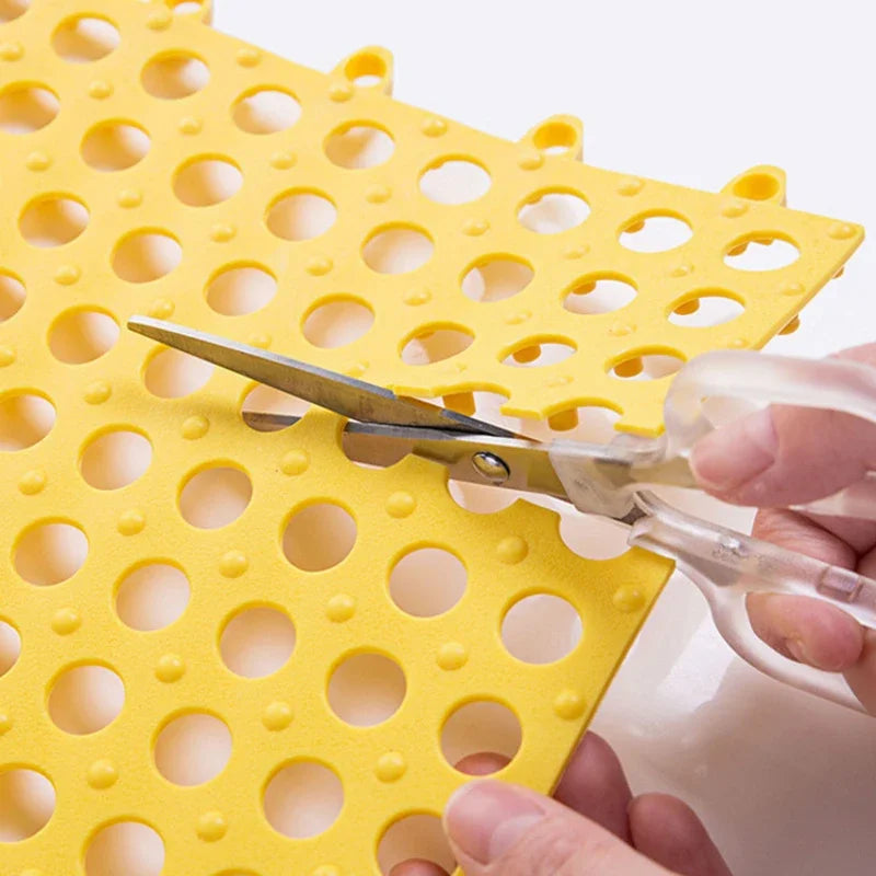 tapis salle bain modulable perforations texturées moderne jaune vert gris fixations noires éléments