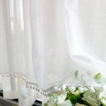rideaux blancs pompons plis verticaux translucides decoratifs fleurs artificielles deco murale chambre hospitalière