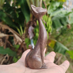 statue artisanale chat bois marron clair texture naturelle décoration maison erotique artisanat