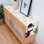 Un meuble en bois avec une décoration hivernale, comprenant un motif de flocons de neige et une image d'un bonhomme de neige en costume rouge et noir.