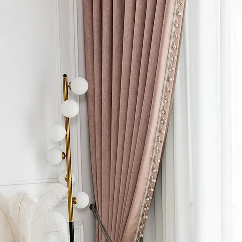rideau salon beige clair classique rayures diagonales opacité franges pompons décoration intérieur
