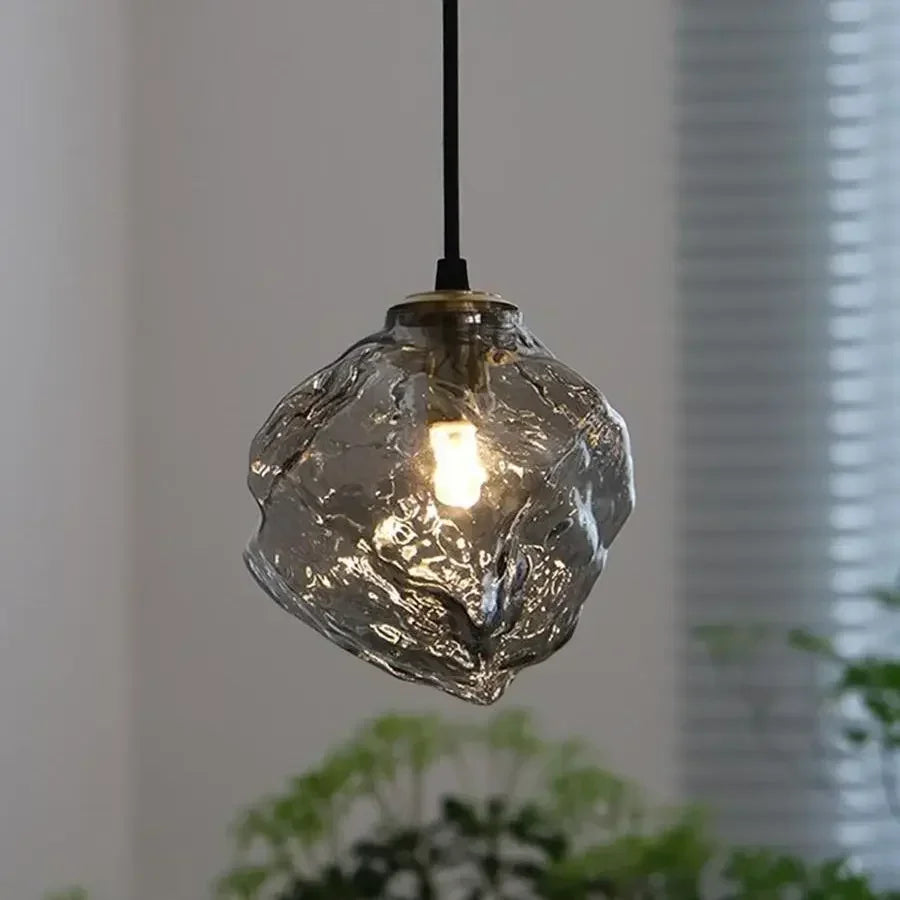 suspension lumineuse moderne transparente dorée texture grumeleuse brillante câble noir salon restaurant chambre principale