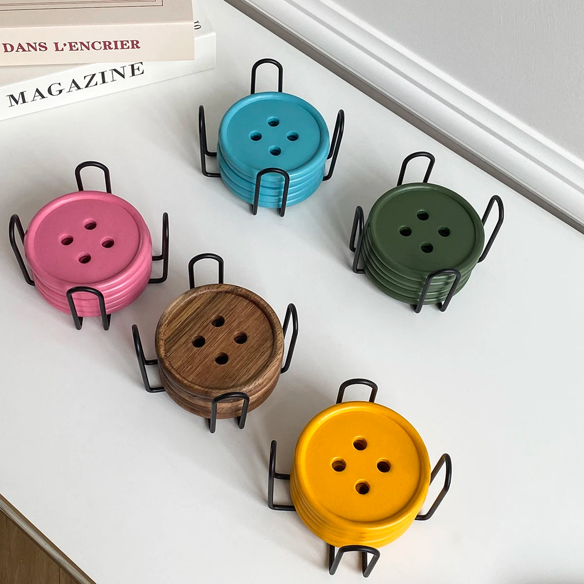 coasters bois colorés minimalistes pinks bleus verts jaunes bruns support métallique croix decoration table