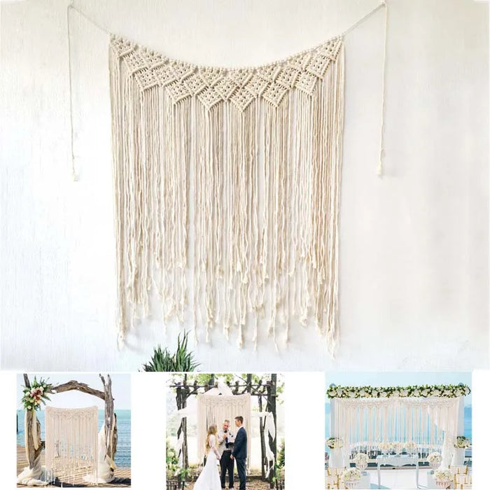 Tapisserie en macramé bohème beige suspendue sur un mur blanc