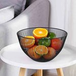 Panier métal vert dans une cuisine moderne