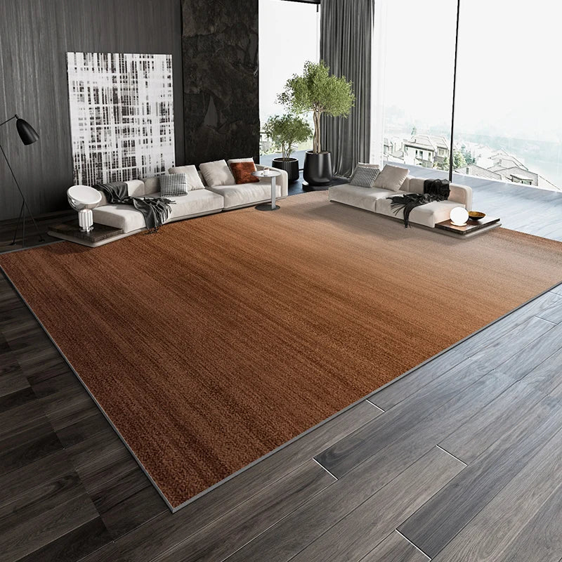 Un salon spacieux et élégant, avec de grandes fenêtres offrant une vue panoramique, des meubles confortables en beige et des accessoires de décoration moderne.