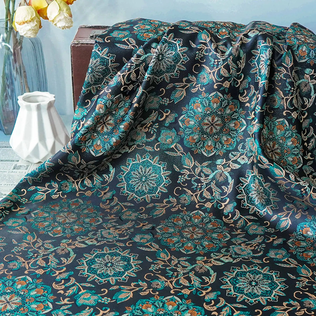 tissu decoratif polyester bleu foncé motifs floraux oriental tissu brocart largeur 165cm tissage relevé