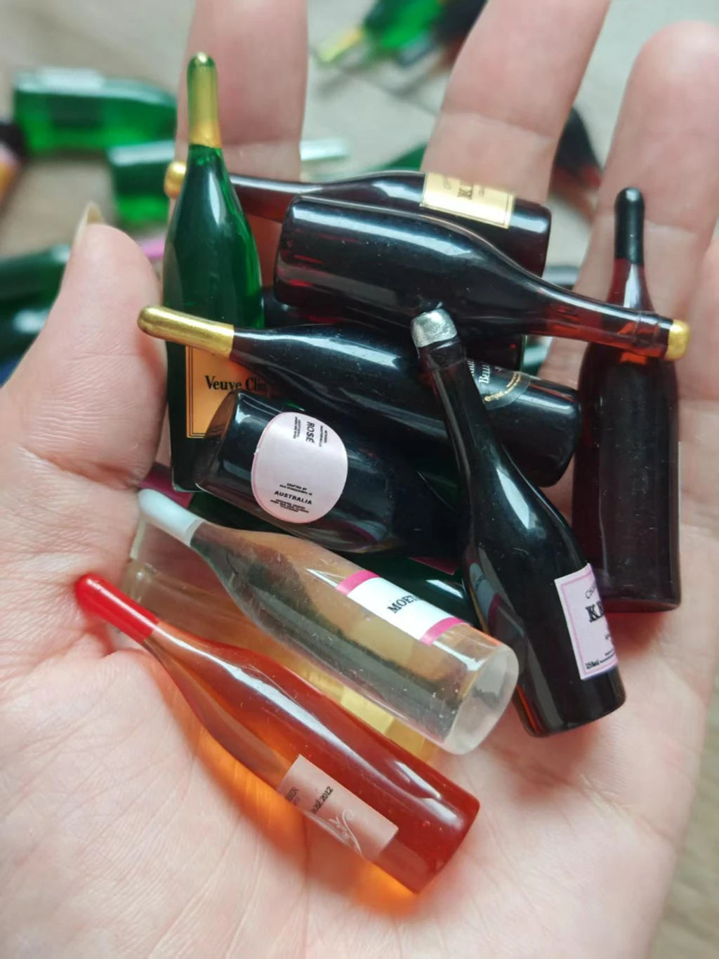 accessoires poupées miniatures bouteilles champagne étiquettes bouchons dorés vert noir rouge blanc