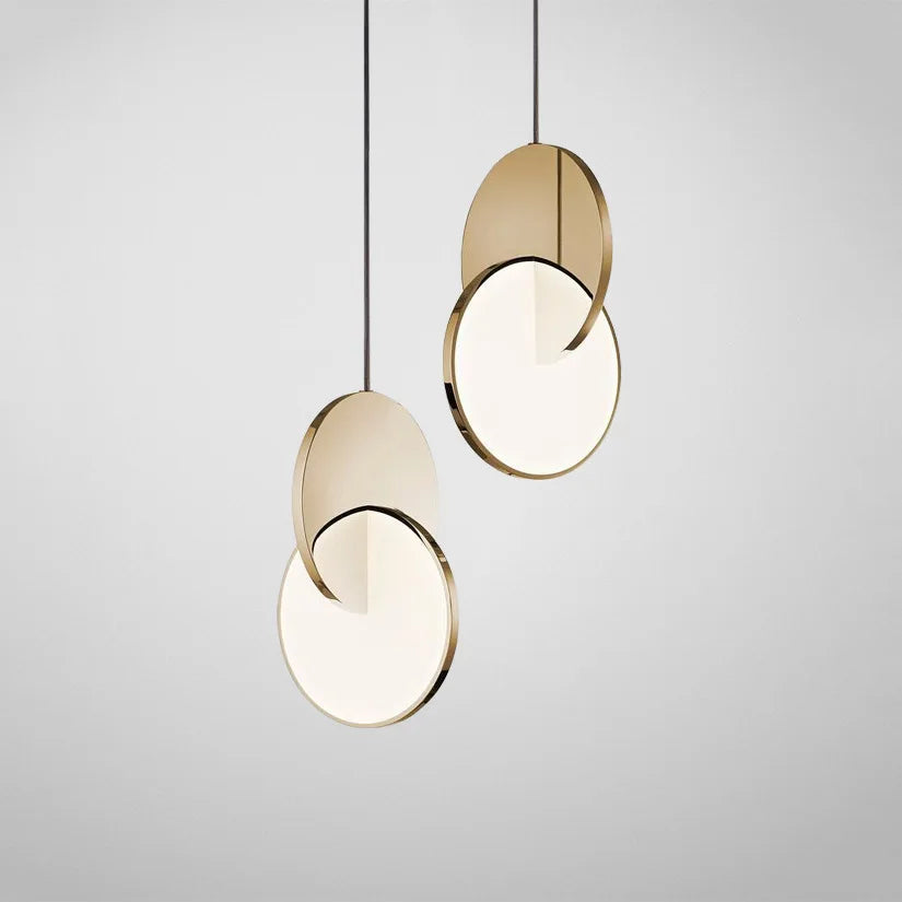 suspension lumineuse contemporaine dorée blanche métallique minimaliste salon chambre d'hôtel